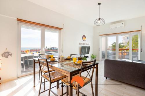 uma sala de jantar com uma mesa e cadeiras e um sofá em #193 Balcony Ocean View with Pool and AC em Porches