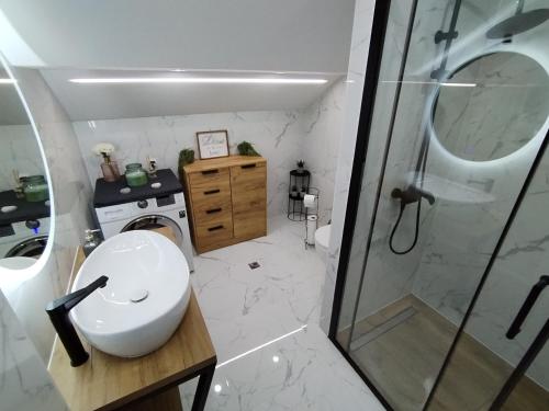 Ένα μπάνιο στο A house, free parking, sauna