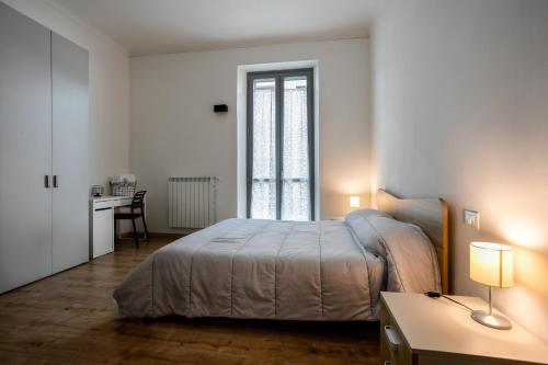 una camera con letto, scrivania e finestra di A due passi dal centro, Valentino's Apartment a Casale Monferrato