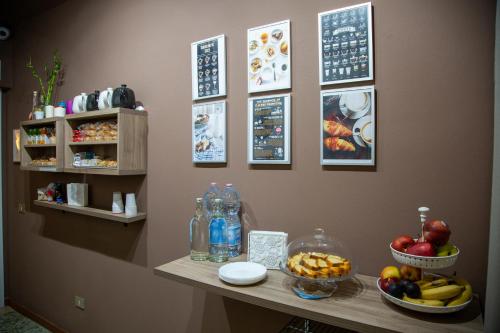 una mesa con fruta en una habitación de hotel en Ai 4 Elementi, en Pisa