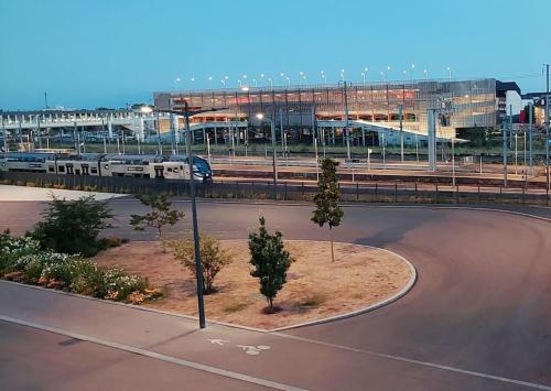 un parking avec des arbres au milieu d'une rue dans l'établissement La Clef - appartement proche centre et gare, à Saint-Brieuc