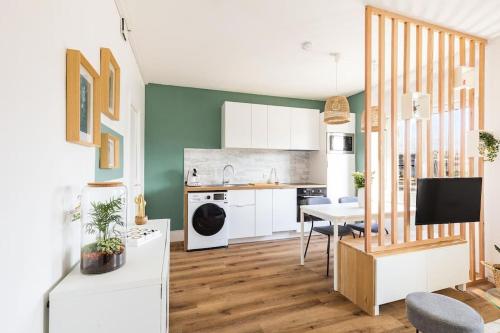 une cuisine avec une table et une salle à manger dans l'établissement La Clef - appartement proche centre et gare, à Saint-Brieuc