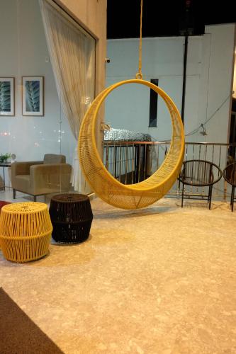 a large wooden swing hanging from a ceiling at Hotel Neblina in Araguaína