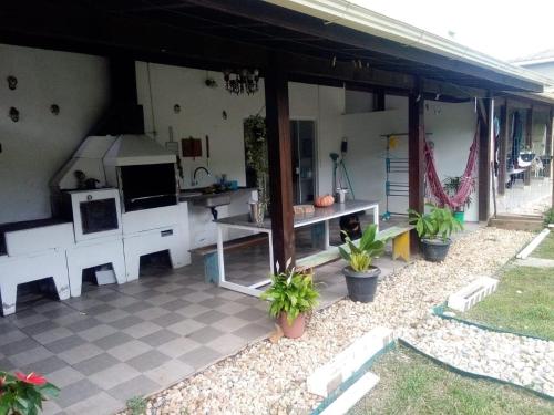 eine Küche in einem Haus mit Topfpflanzen in der Unterkunft Encantadora Casa Campeche in Florianópolis