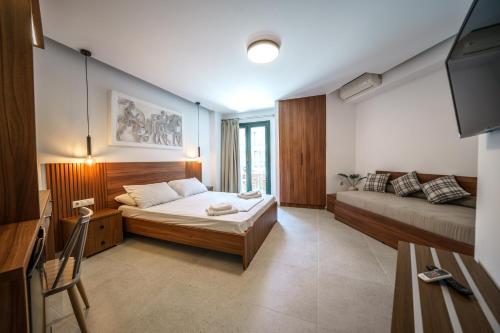 バリにあるAmalia Apartmentsのベッドとソファが備わる部屋