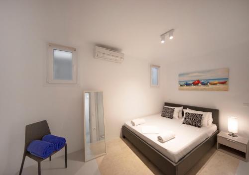 カラファティスにあるVilla Lucia kalafati areaのベッドルーム1室(ベッド1台、椅子付)