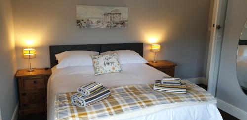 1 dormitorio con 1 cama con 2 toallas en Felpham Guest House - Self Catering, en Bognor Regis