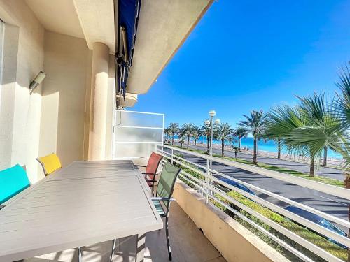 - un balcon avec une table et des chaises et la plage dans l'établissement Nestor&Jeeves - BELLE PROMENADE - SEA View - TERRACE, à Nice