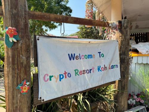 um sinal que diz bem-vindo ao cipro resort kota kinabalu em Crypto Resort - Koh Larn em Ko Larn