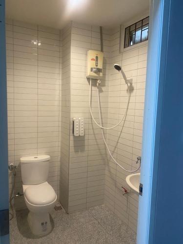 uma casa de banho com um chuveiro, um WC e um lavatório. em N place Huei Khwang em Ban Na Song