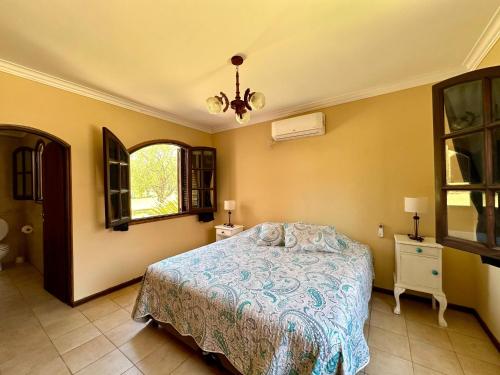 - une chambre avec un lit et une fenêtre dans l'établissement Casaquinta Haras El Tropicano, à Bahía Blanca