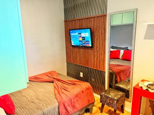 una camera d'albergo con due letti e una televisione di O Berço do Samba Carioca a Rio de Janeiro