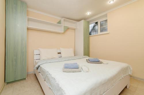 ein Schlafzimmer mit einem Bett mit zwei Handtüchern darauf in der Unterkunft Vieru in Chişinău