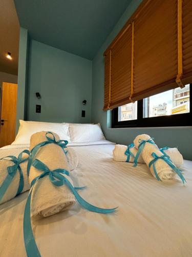 1 dormitorio con 2 toallas en una cama en Ocean-Πολυτελές διαμέρισμα στο Αγρίνιο, en Agrinio