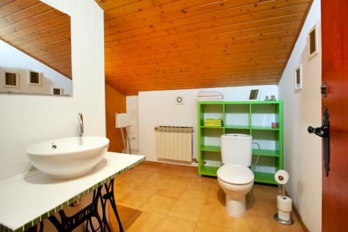 uma casa de banho com um lavatório e um WC em Aaccent Montblanc - Prenafeta em Montblanc