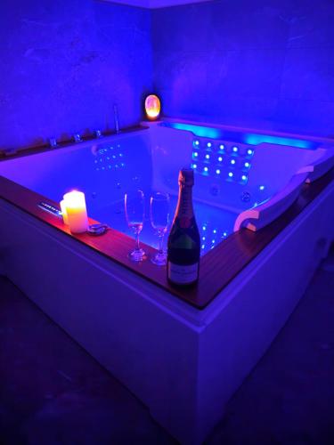 - un bain à remous avec une bouteille de vin et deux verres dans l'établissement Loft de luxe le Chic, Grand jacuzzi, Vue port de plaisance, à Saint-Valery-en-Caux