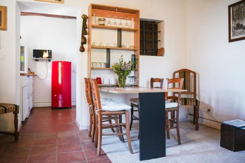 コッローディにあるL'Orto dei Bruchiのキッチン(テーブル、椅子、冷蔵庫付)
