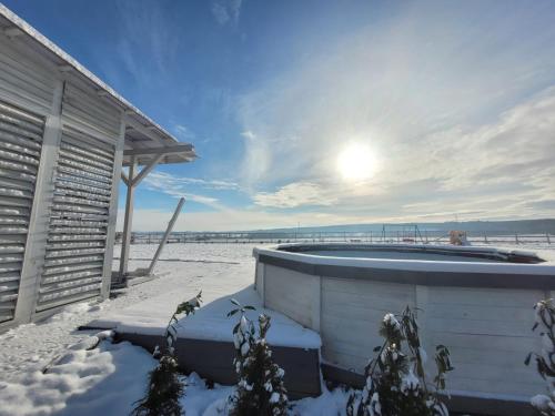 a hot tub on the beach in the snow at Domek na Pagórku in Lwówek Śląski