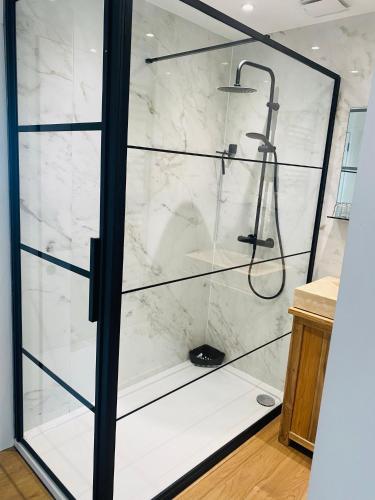 een douche in een badkamer met wit marmer bij Studio Knokke-Heist in Knokke-Heist