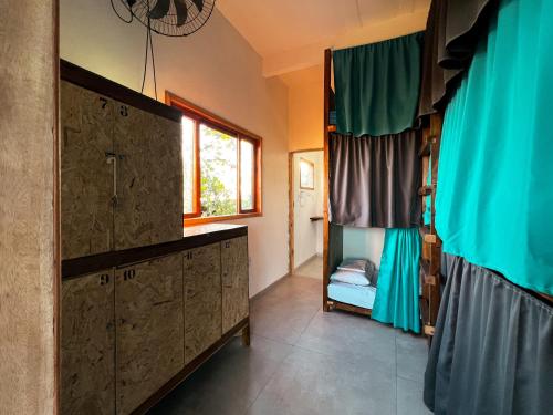 een slaapkamer met een stapelbed en een raam bij OXE hostel in Moreré