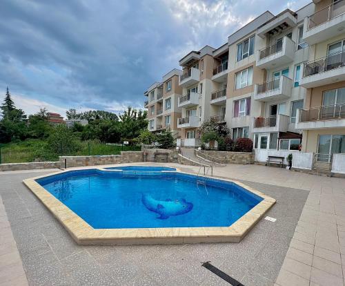 SOLITA Apartment with Panoramic Viewの敷地内または近くにあるプール