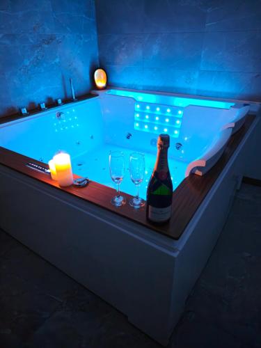 Φωτογραφία από το άλμπουμ του Loft de luxe le Chic, Grand jacuzzi, Vue port de plaisance σε Saint-Valery-en-Caux