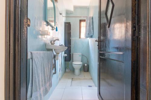 uma casa de banho azul com um WC e um lavatório em Appart Atlas em Marrakech