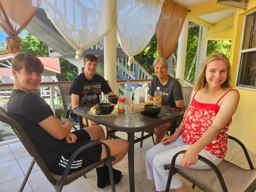 un gruppo di persone sedute a un tavolo di Royal Escape ad Anse La Raye