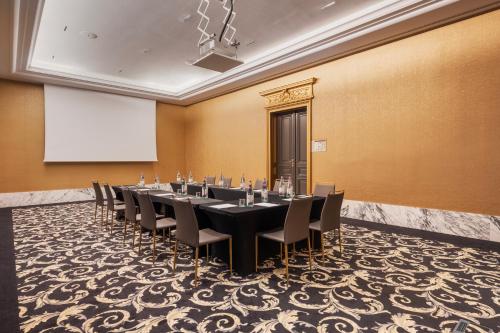 a conference room with a long table and chairs at Áurea Ana Palace by Eurostars Hotel Company in Budapest