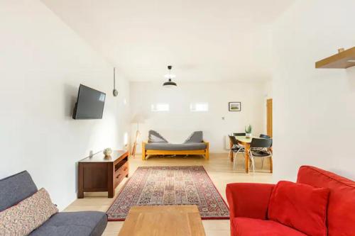 uma sala de estar com um sofá e uma mesa em Spacious modern one bedroom apartment em Galway