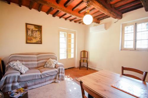 een woonkamer met een bank en een tafel bij L'Orto dei Bruchi in Collodi