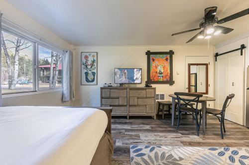 Posezení v ubytování Delightful Studio w/Kitchenette #111 at Donner Lake Village