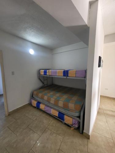 Zimmer mit 3 Etagenbetten in einem Zimmer in der Unterkunft Arriendo Ciudad Flamingo in El Marite