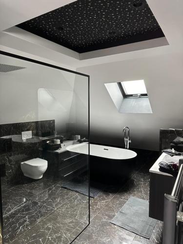 een badkamer met een bad, een toilet en een wastafel bij T4 TRES HAUT STANDING 130 mètres carré 