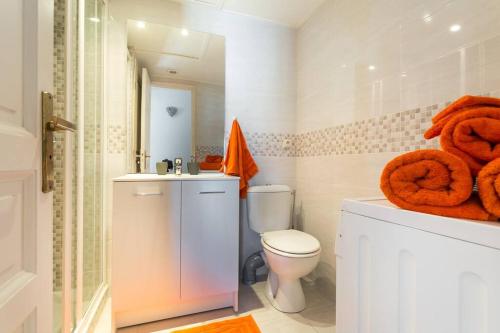 ein Bad mit einem WC und einem Waschbecken in der Unterkunft MY CASA - ETATS_UNIS 896 - OPERA -Magic view w/rooftop terrace in Nizza