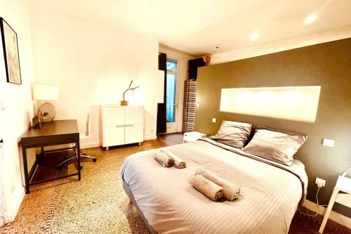 une chambre avec un lit avec deux serviettes dessus dans l'établissement Cachet Cosy, à Nîmes