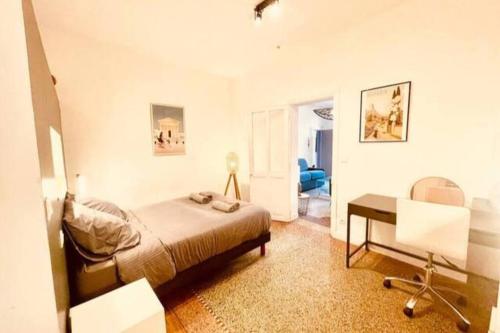une chambre avec un lit et un bureau dans l'établissement Cachet Cosy, à Nîmes