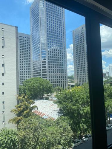 Blick auf einen Park in einer Stadt mit hohen Gebäuden in der Unterkunft ArqSuites 505 Wynd Berrini WTC - SP in São Paulo
