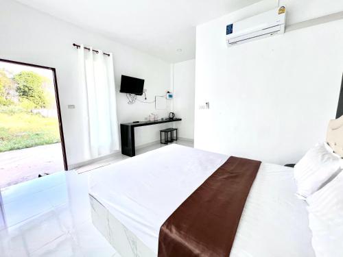 沙敦的住宿－Rim Suan Resort，白色的卧室设有床和窗户