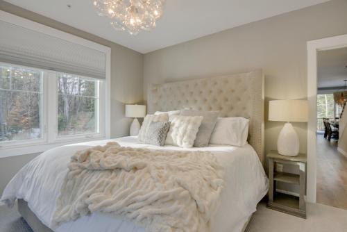 - une chambre avec un grand lit blanc et une grande fenêtre dans l'établissement Spacious Conway Retreat Less Than half Mi to Ski Resort!, à Conway