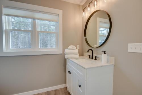 bagno bianco con lavandino e specchio di Spacious Conway Retreat Less Than half Mi to Ski Resort! a Conway