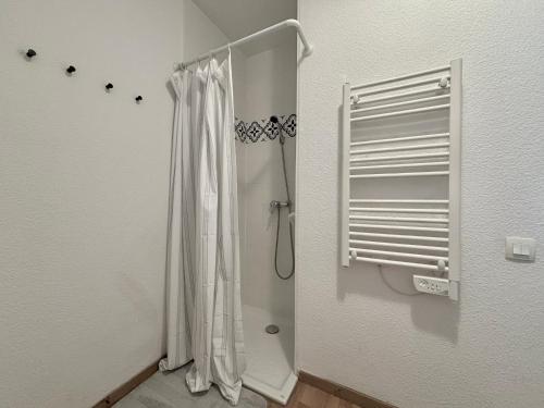 a bathroom with a shower with a shower curtain at Appartement chaleureux au ski avec piscine in Orelle