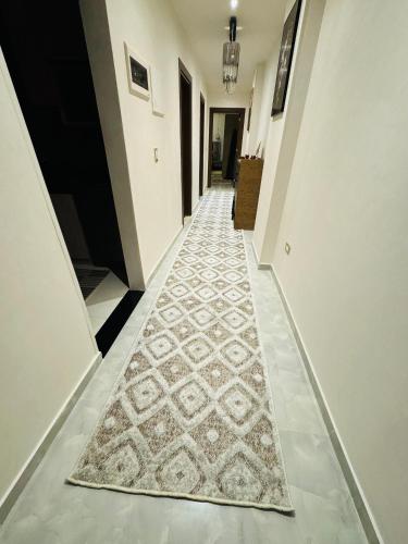 einen Flur mit einem Teppich auf dem Boden in einem Haus in der Unterkunft شارع شومان من الاستاد in Tanta