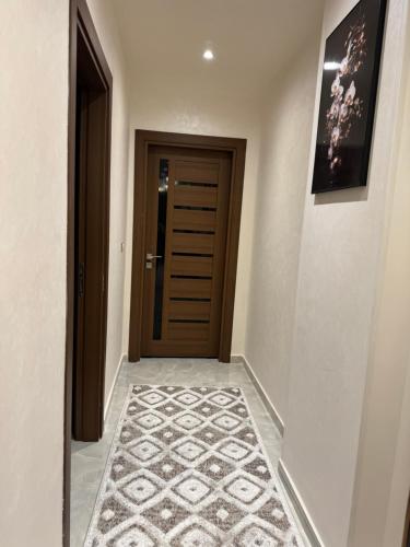 einen Flur mit Tür und Fliesenboden in der Unterkunft شارع شومان من الاستاد in Tanta