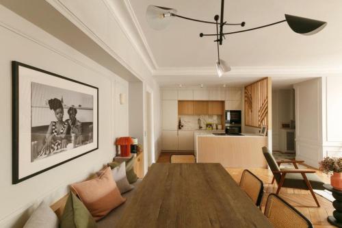 un salon avec une table de salle à manger et une cuisine dans l'établissement Elegant apartment - Paris 6th - 4p, à Paris