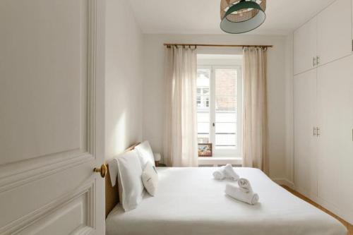 une chambre avec un lit avec deux serviettes dessus dans l'établissement Elegant apartment - Paris 6th - 4p, à Paris