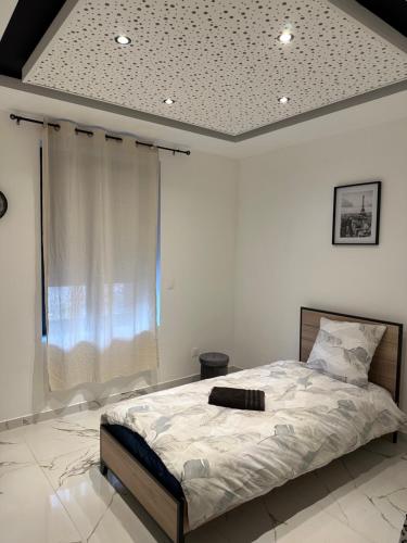 - une chambre avec un lit dans l'établissement Appartement T3 Terrasse, 