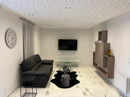 een woonkamer met een bank en een tafel bij Appartement T3 Terrasse in Frontenex-Villard-Rosset