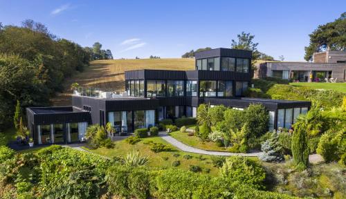 an aerial view of a large black house at La résidence de la Villa Quartz in Varengeville-sur-Mer