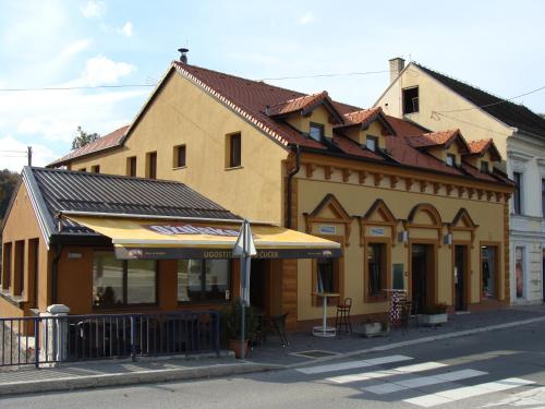 ÐurmanecにあるČuček Guesthouseの傘の建物